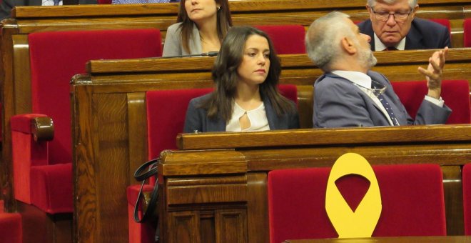 Reanudan el pleno del Parlament tras la polémica por cambiar de sitio el lazo amarillo