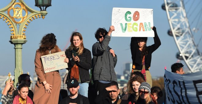 Docenas de manifestantes arrestados en Londres por bloquear cinco puentes en unas protestas ecologistas