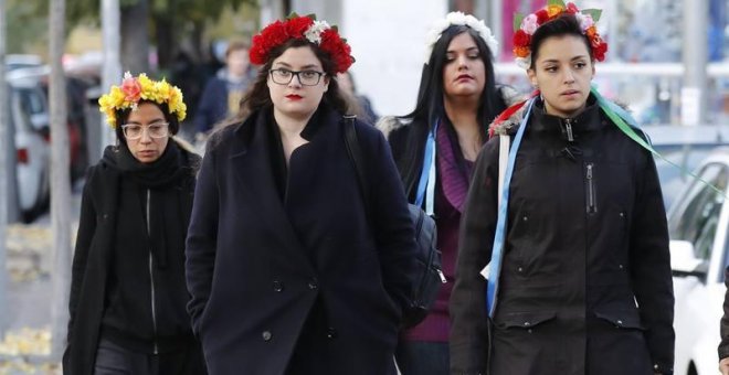 Absueltas las dos activistas de Femen que se encadenaron al altar de la Almudena