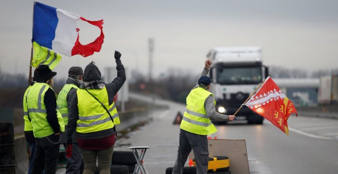 La izquierda anuncia una moción de censura contra Macron por los 'chalecos amarillos'