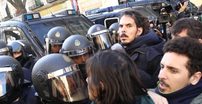 Alberto Rodríguez, el diputado volcado en la lucha social al que intentan desacreditar llamándole "el Rastas"