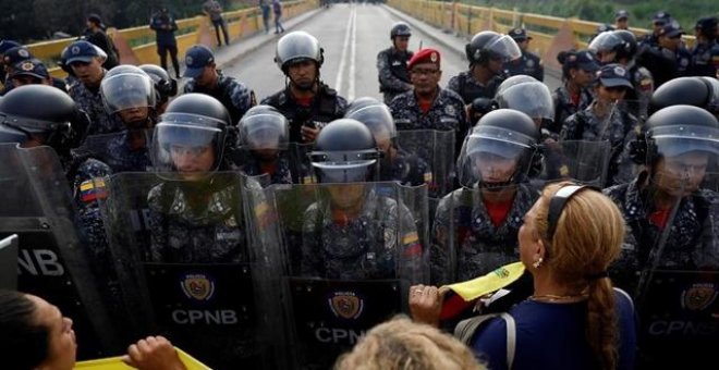 La Guardia Nacional de Venezuela emplea perdigones y gas lacrimógeno en el Puente Simón Bolívar