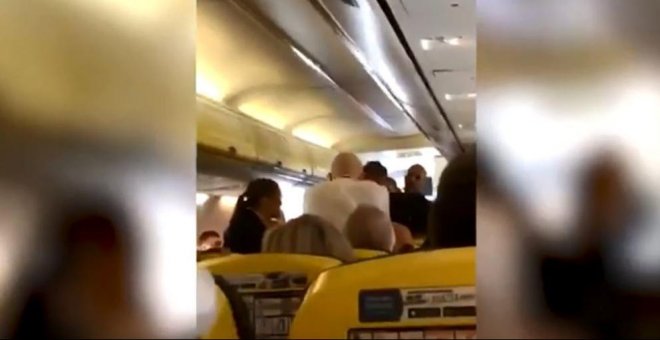 Pelea a mordiscos en un vuelo a Canarias