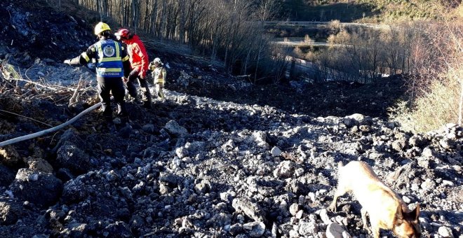 Buscan a dos desaparecidos en un desprendimiento de la AP-8 en Bizkaia