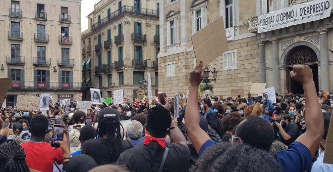 3.000 persones omplen la plaça Sant Jaume i clamen contra el racisme a Barcelona