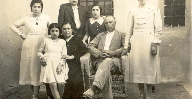 Desilusión, desarraigo y xenofobia: las historias de tres exiliados españoles y dos refugiados en nuestro país