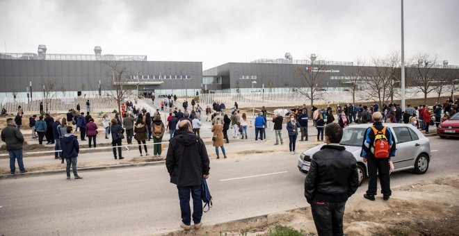 Caos en el Zendal: estudiantes de Farmacia acuden a vacunarse tras haber sido citados por error por la Facultad