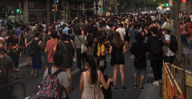 Un miler de persones es manifesten a Sants per condemnar la mort del veí que anava a ser desnonat