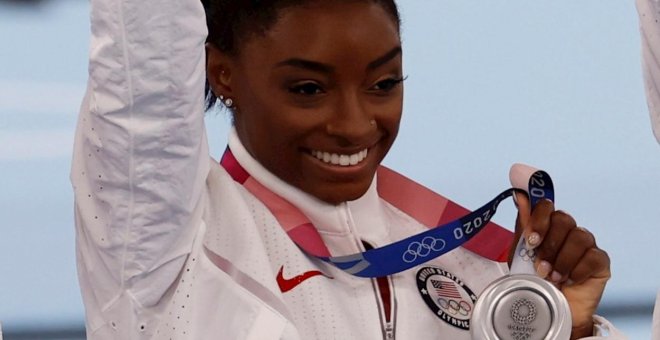 Simone Biles competirá en la final de barra de equilibrio