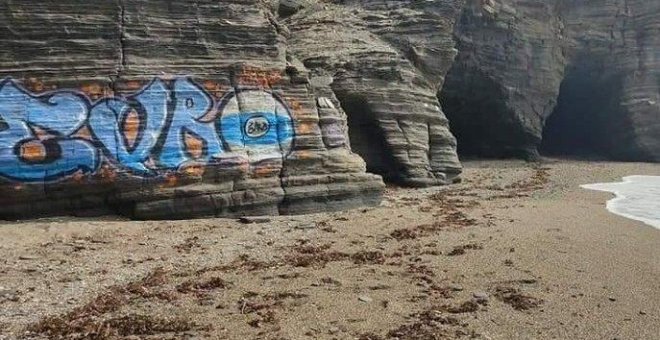 Indignación por un grafiti en un acantilado en una cala protegida de Murcia