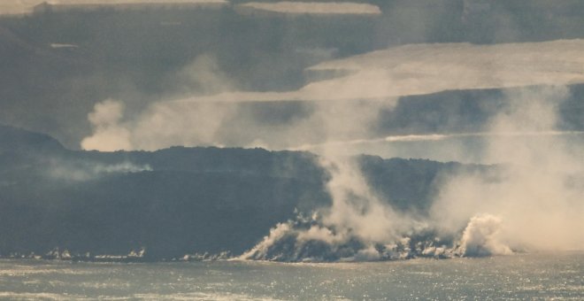 La llegada de la lava al mar obliga a mantener el confinamiento de cuatro barrios