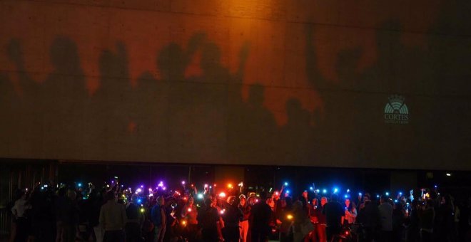 Unas 200 personas plantan cara a Vox e iluminan las Cortes de Castilla y León con los colores de la bandera LGTBI