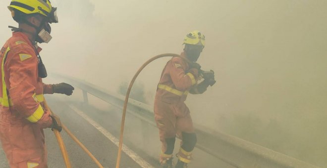 Frenan el avance del fuego hacia Sierra Calderona mientras que el de Bejís ha calcinado ya más de 19.000 hectáreas