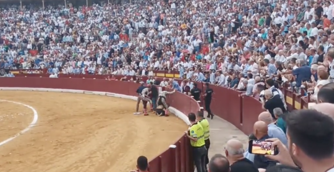 Golpean e insultan a un manifestante antitaurino que saltó al ruedo en la Plaza de Toros de Murcia