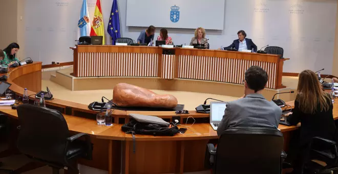 El PP vota en contra de acotar el descontrol en la administración paralela que Feijóo dejó en Galicia