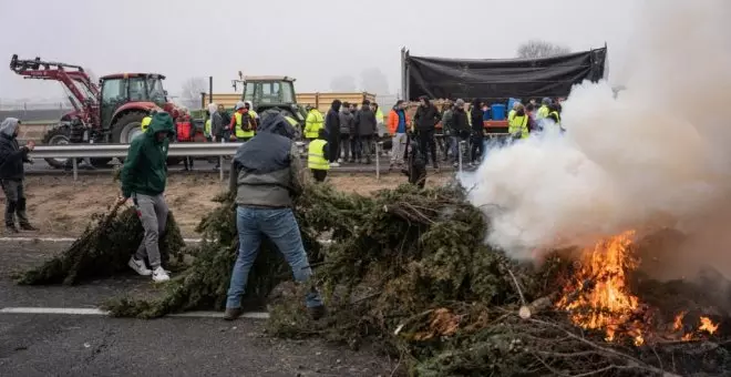 Los agricultores intensifican sus protestas mientras Sánchez les tiende la mano