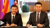 Luis Enrique estampa su firma en el palco del Camp Nou