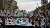 Miles de personas marchan en Madrid contra los recortes en Sanidad