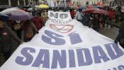 La Marea Blanca desafía al frío y la lluvia en su defensa de la sanidad pública