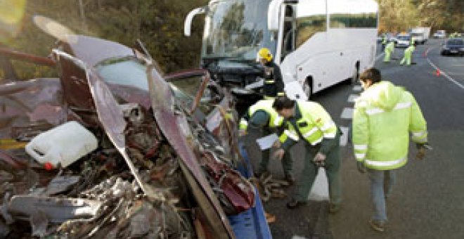 Tres ocupantes de un coche fallecen al colisionar con un autobús escolar en Pontevedra