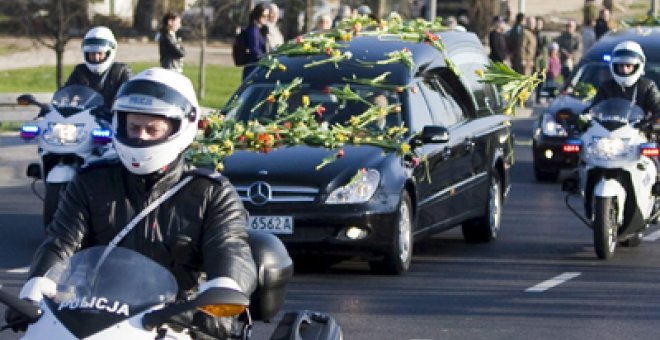 El funeral de Kaczynski se celebra con muchas ausencias