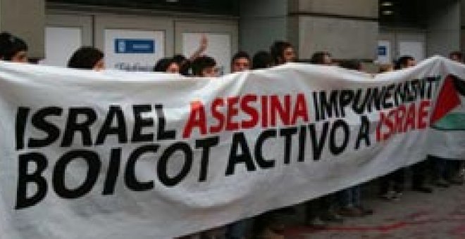 Encadenados para boicotear un acto en el que participa Israel