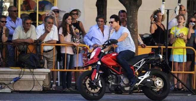 Tom Cruise pilota y sonríe sin parar