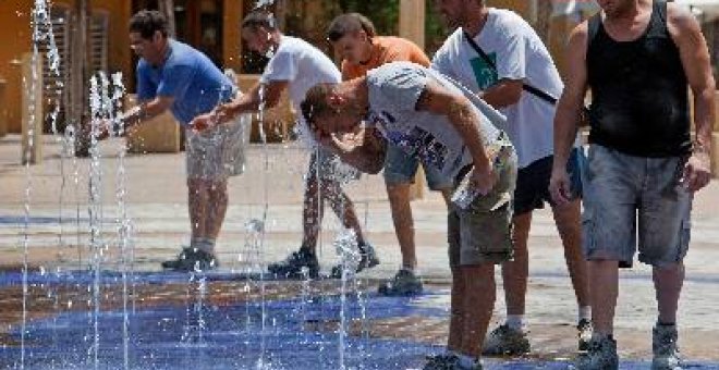 El calor mantiene en alerta a 21 provincias de siete comunidades