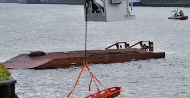 Un carguero choca contra un barco de pasajeros en Amsterdam