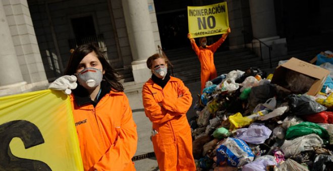 4.000 kilos de residuos ante el Ministerio de Medio Ambiente