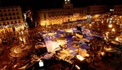 Medio millar de personas mantiene la acampada en Sol pese a la lluvia