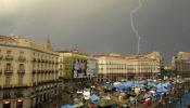 Unas acampadas se quedan, otras se levantan y el 15-M continúa