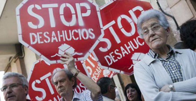 Los indignados piden la cancelación de la deuda tras evitar el desahucio