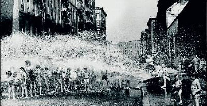 Weegee, en la calle hay una fiesta