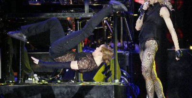 Madonna culpa a los fotógrafos de caerse de un caballo