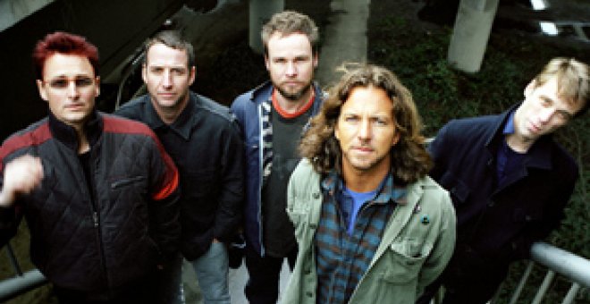 Roban a punta de navaja al bajista de Pearl Jam