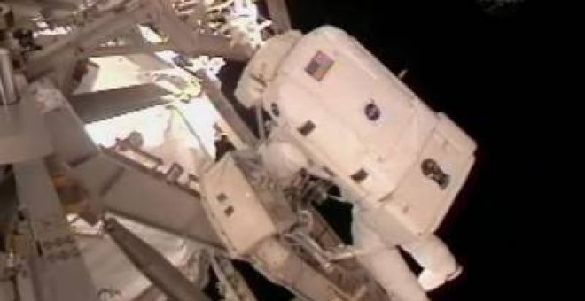 Los astronautas del "Endeavour" inician su primera caminata espacial