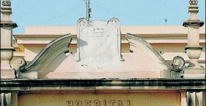 Defensa retira el escudo franquista de un hospital