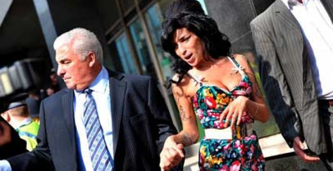 El padre de Amy Winehouse asesora al Parlamento sobre drogadictos