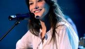 Sarkozy y la cantante Carla Bruni pasean juntos por Eurodisney