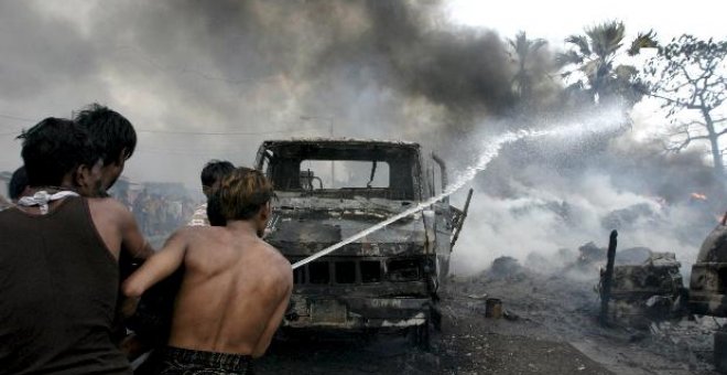 Continúa en Calcuta el devastador incendio que ha destruido 3.000 comercios