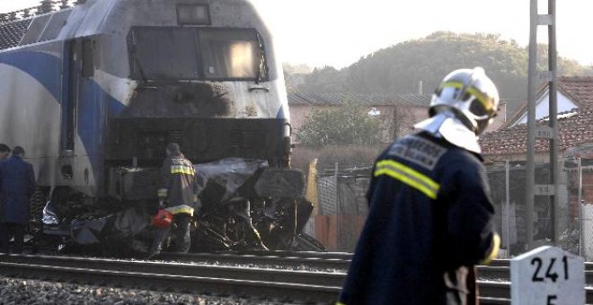 Dos hombres resultan heridos al saltarse un paso nivel y ser golpeados por un tren