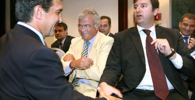 Laporta, recibido en el Palau con gritos de 'fuera, fuera'