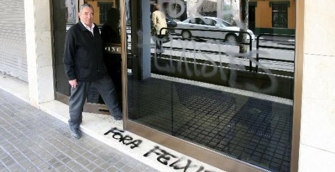 El local de Vilanova citado por Rajoy aparece con pintadas de "Fuera fascistas"