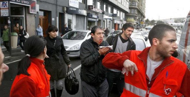 Cuatro personas heridas tras un golpe de mar que se llevó parte del paseo marítimo de A Coruña