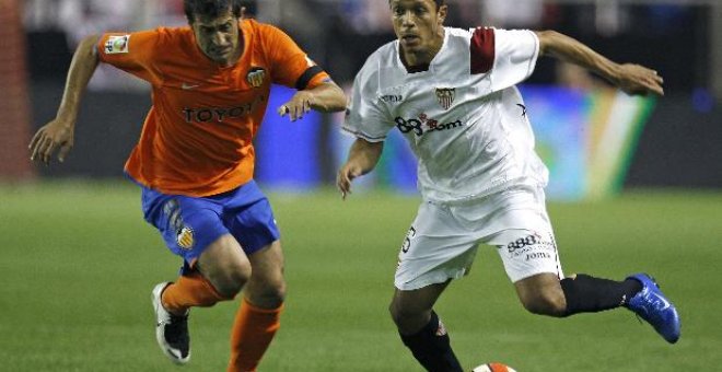 El Valencia estrena presidente ante el Sevilla, que aspira a la Liga de Campeones