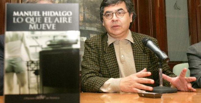 Manuel Hidalgo reivindica el realismo durante la presentación de su obra "Lo que el aire mueve"