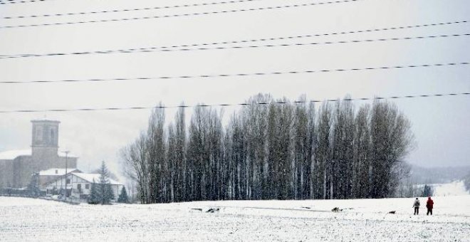 Catorce puertos cerrados y cinco tramos de carretera cortados por la nieve