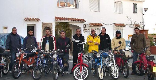 Llegan en Mobylette al desierto, sufren nieve y lluvia y recorren 1.400 kms.