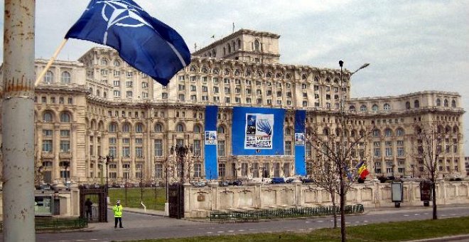 Los aliados comienzan con un minuto de silencio por los caídos el Consejo Atlántico